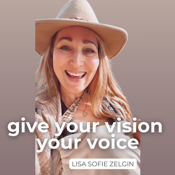 Podcast-Cover: Lisa Sofie Zelgin mit Hut, Schriftzug give your vision your voice